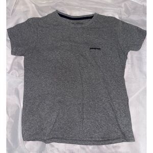 Patagonia youth medium gray mountain logo tshirt.